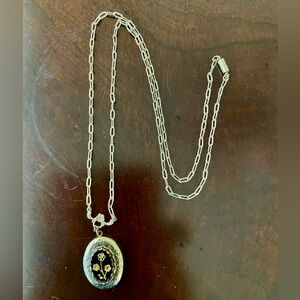 VTG Gold Tone Metal Oval1” Locket&Gold Tone Flower on Agate Face& Matching Chain